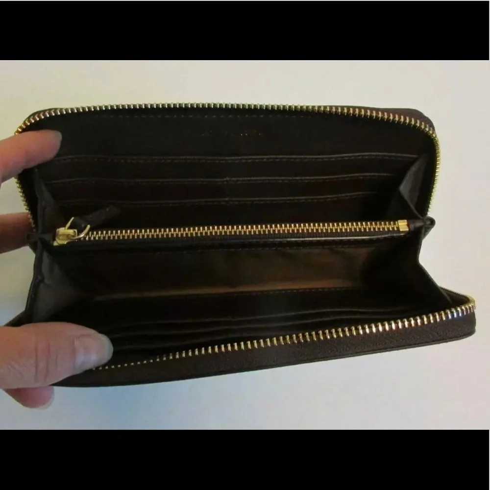 🔥🔥🔥ONE ITEM DEAL OF THE DAY TORY BURCH Authentic WALLET Reduced Buy Now
